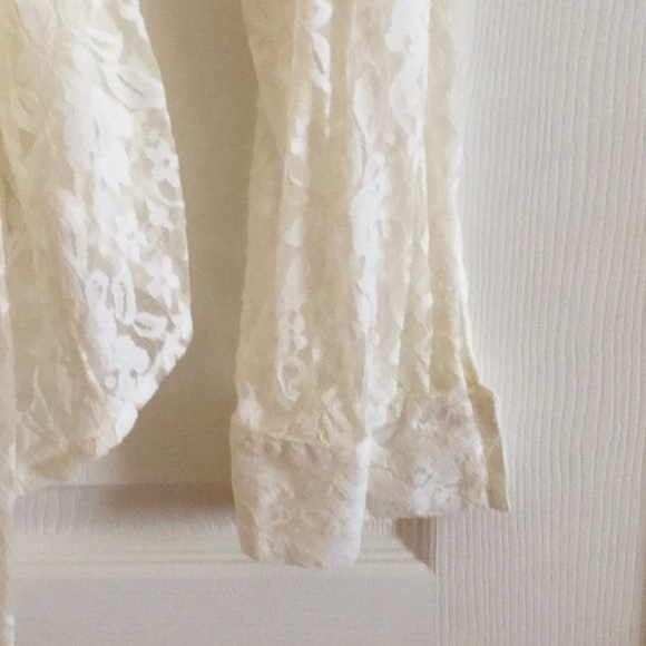 White lace blouse with button down front and tie belt. - Picture 2 of 4